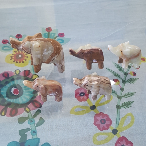 Gorgeous Banded Onyx Elephant Crystal Carving - Picture 4 of 5